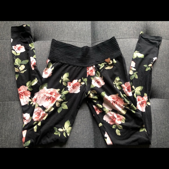 SOLD on Ⓜ️ Cute Booty Lounge Floral Legging XS - Picture 2 of 10